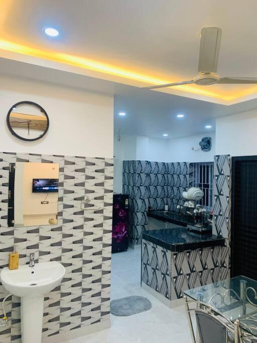 グワーハーティーWhite Orchid, Unique & Stylish, Executive 2Bhk.アパートメント エクステリア 写真