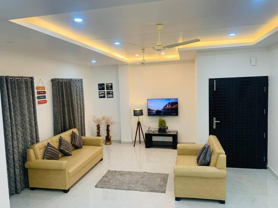 グワーハーティーWhite Orchid, Unique & Stylish, Executive 2Bhk.アパートメント エクステリア 写真
